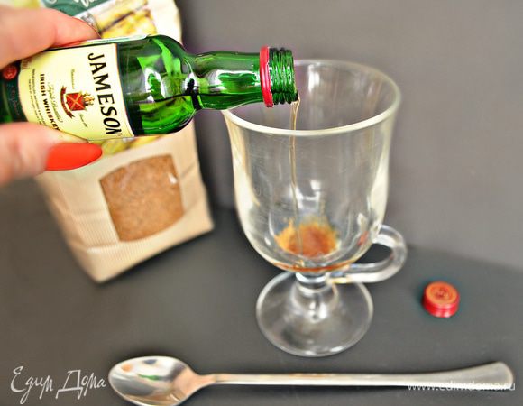 Нагрейте бокал для подачи. Для этого просто наполните его кипятком, а затем вылейте его. Пока заваривается кофе, положите в бокал сахар и налейте виски. Виски должен быть обязательно ирландским – это играет очень большое значение. В идеале, используется  Jameson.