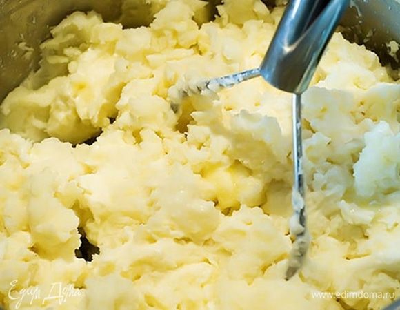 Картофель и воду толчем толченкой либо блендером. Блендером будет и без комочков и пожиже, а толченкой гуще.
Добавляем соль, специи и сливочное масло по вкусу.
