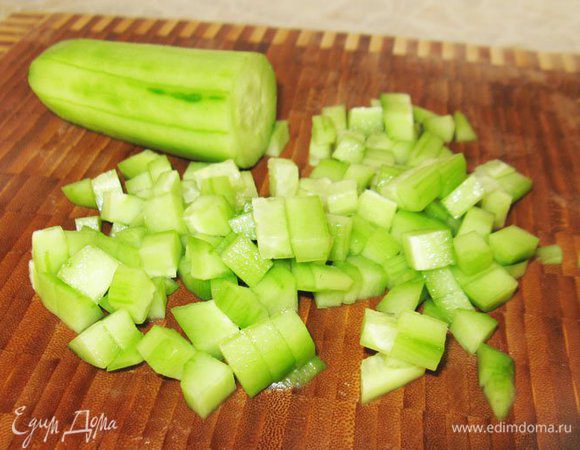 Приступим к соусу.
Огурцы очищаем от кожуры (так не будет горечи ). Режем на маленькие кубики или треугольнички.
