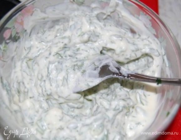 Все засыпаем в миску, добавляем специи, чеснок и майонез, воду и перемешиваем. 
