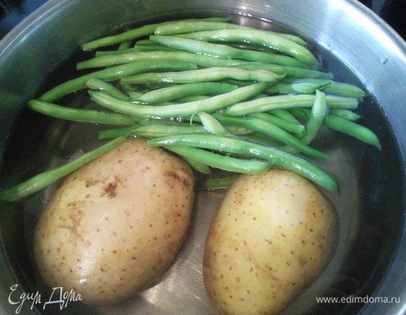Картошку лучше сварить заранее, остудить. 5-7 минут до окончания варки картофеля бросить в воду стручковую фасоль. Горошек сварить. 