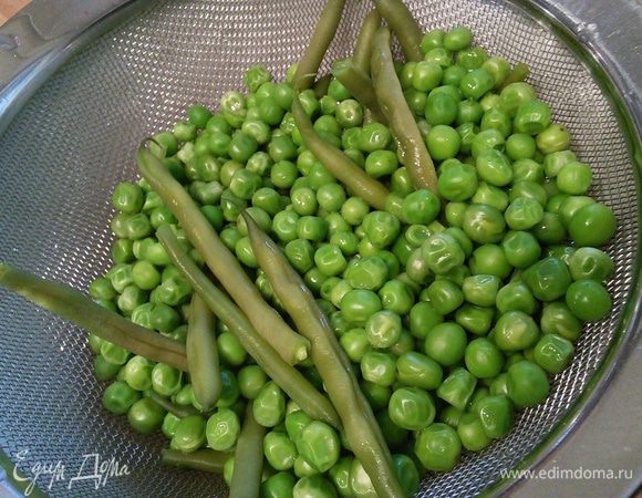 Готовую фасоль и горошек откинуть на сито и обдать ледяной водой. 