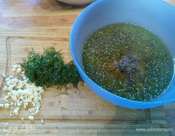 Для заправки смешать горчицу (у меня сладкая) с уксусом и маслом, взбить вилкой до состояния эмульсии. Добавить соль и перец, мелко рубленный чеснок, укроп и итальянские травы. 