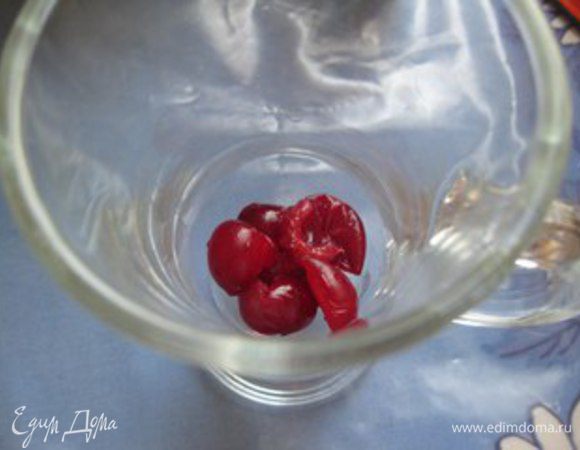 Моем вишню и удаляем косточки. Выкладываем на дно бокала.