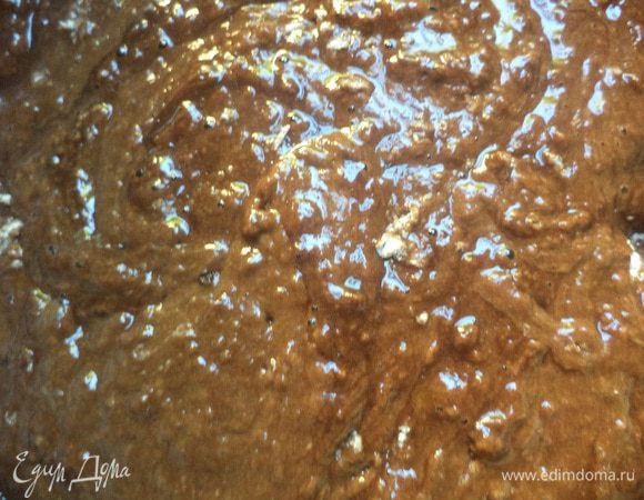 Когда масса остынет, добавить яйца, слегка взбить. Добавить муку и разрыхлитель, тщательно перемешать.
Оставшийся шоколад нарезать кубиками.