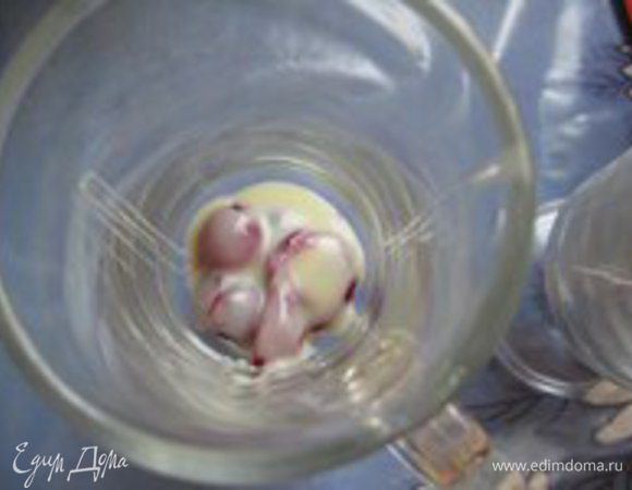 Наверх выливаем по одной чайной ложке сгущенного молока. Можно чуть больше или меньше по желанию.