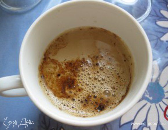 Заливаем его кипяченым молоком.