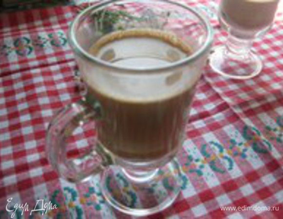 Молоко с кофе переливаем в бокал.