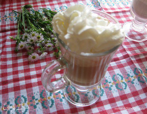 Затем готовим сливки как написано на упаковке. Я выложила их с помощью кондитерского мешка, четвертым слоем.