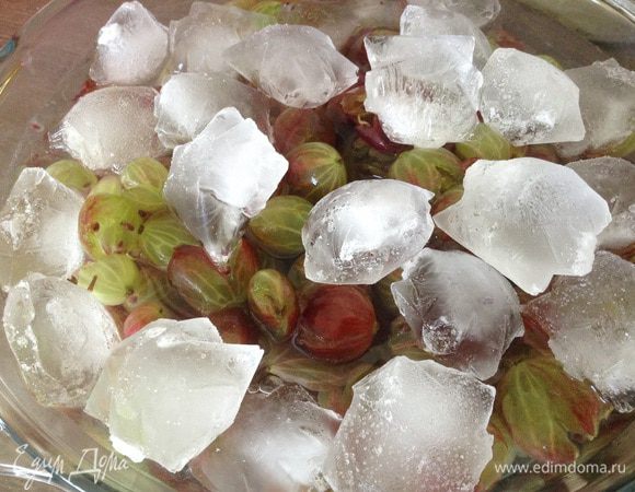 Залить холодной водой и положить лед. Оставить на 5-6 часов.