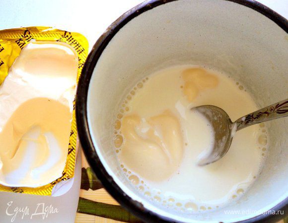Сливки вскипятить, снять с огня, добавить мягкий плавленый сыр "Янтарь" и размешать до его растворения.
