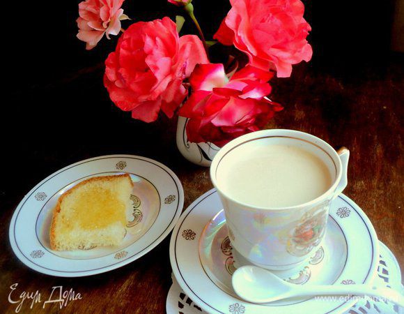 В чашку вылить молоко с растворенным сыром, добавить кофе, сахар и соль на кончике ножа. Размешать  и можно наслаждаться! Приятного аппетита!