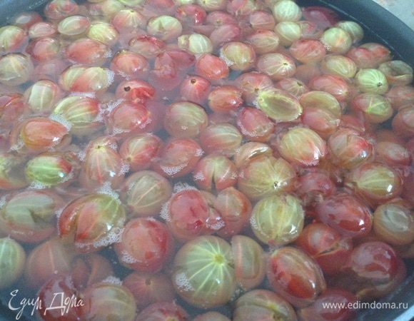 У крыжовника слит воду и залить сиропом, дать настояться 10-15 минут. 
Поставит на огонь, дать закипеть и варить 10-15 минут.