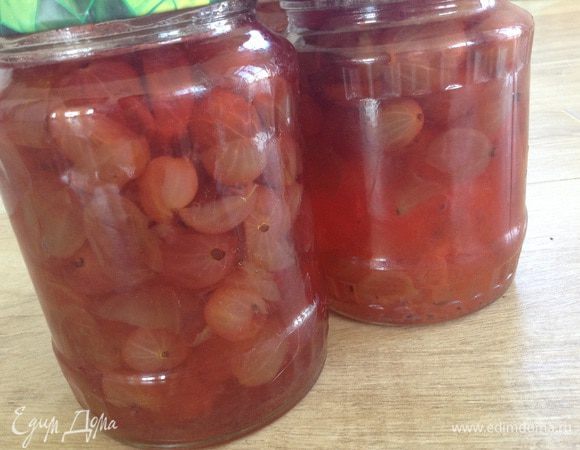 Я стерилизую банки в микроволновке, наливаю 1-2 см воды и ставлю на 4-5 минут. Крышки стерилизую на плите. Закрыть варенье в банки.
У меня получилось 3 банки по 700 г и еще чуть-чуть.