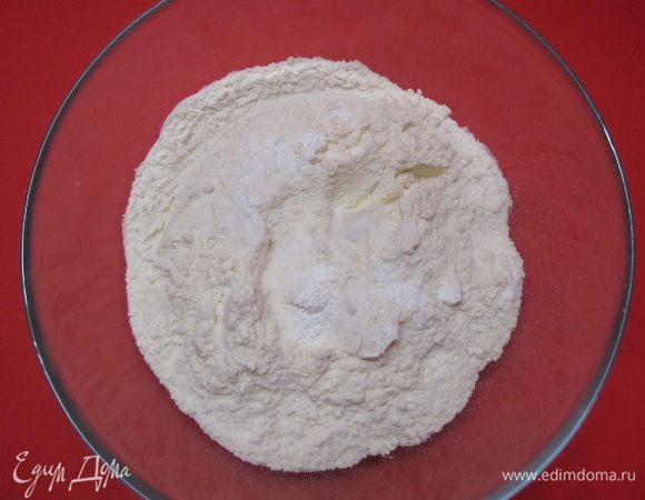 Муку просеять, всыпать соль и разрыхлитель.