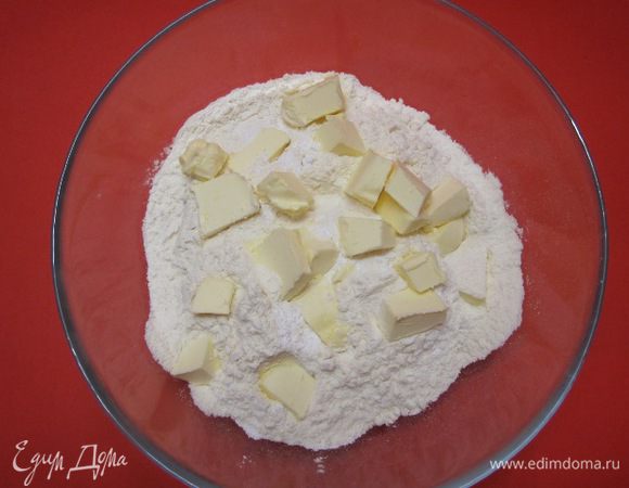 Добавить нарезанное сливочное масло.