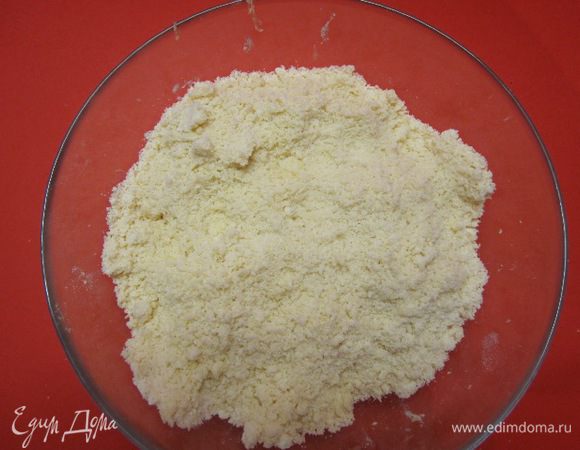 Добавить натертый на мелкой терке сыр.