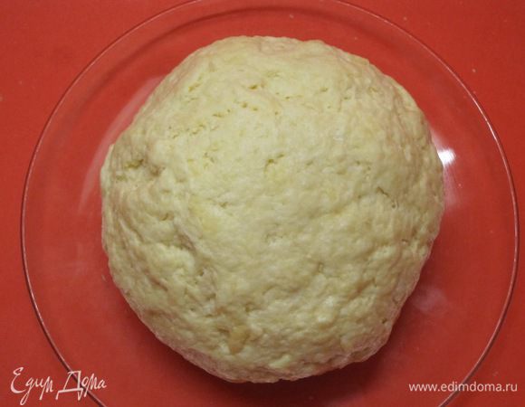 Замесить тесто и сформировать из теста шар.