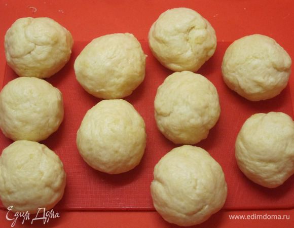 Разделить тесто на 10 равных частей, у меня получились булочки весом 73 грамма. Каждую часть скатать в шарик.