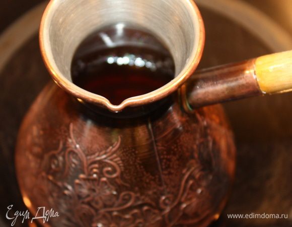 Всыпаем кофе в турку, добавляем сахар и заливаем холодной водой. Ставим на средний огонь и варим кофе. Так как у меня турка маленького размера, я сварила три порции и соединила их. Предварительно процедив кофе, так как кофейная гуща нам не нужна.