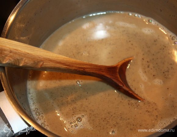 Через минут 15-20 кофе приобретет кремовую текстуру. Снимаем его с огня и полностью остужаем. Шоколад натираем на мелкой терке. Чтобы он не растаял во время натирания, положите шоколад в морозильную камеру минут на 20. Смешиваем шоколад с остывшим кофе.