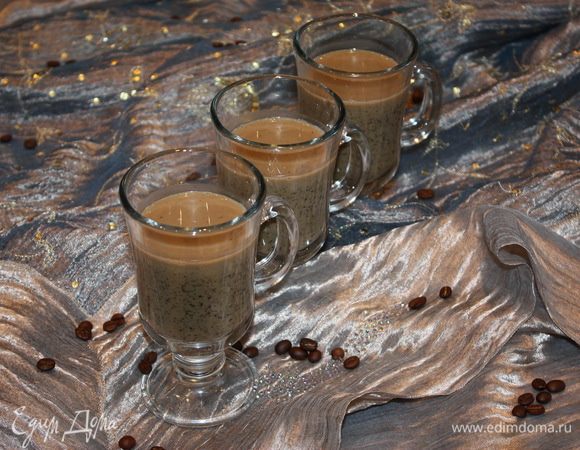 Разливаем по бокалам. Бокал должен быть заполнен на 70%.