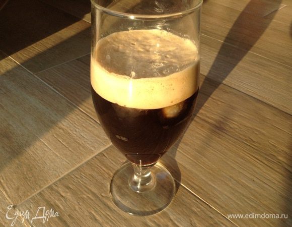 Долить колу и положить лед.