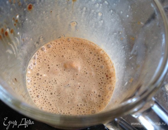 Взбейте мороженое, кофе и молоко.