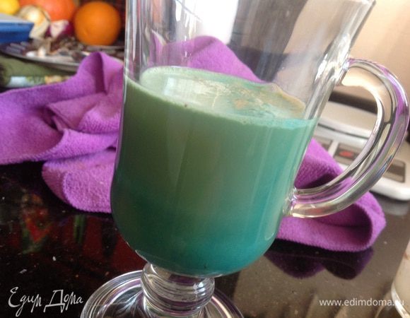 Перелейте в бокал, добавьте ликер аккуратно вливая по краю бокала.