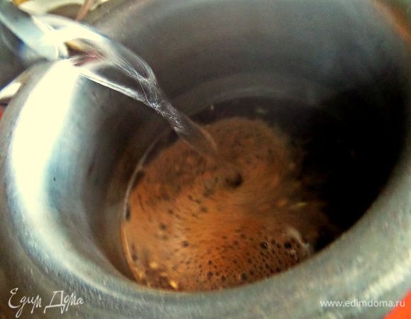 Завариваем в турке или пропускаем через автомат.