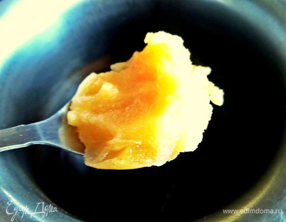 Добавить в готовый кофе ложку мёда,размешать и дать отстояться.