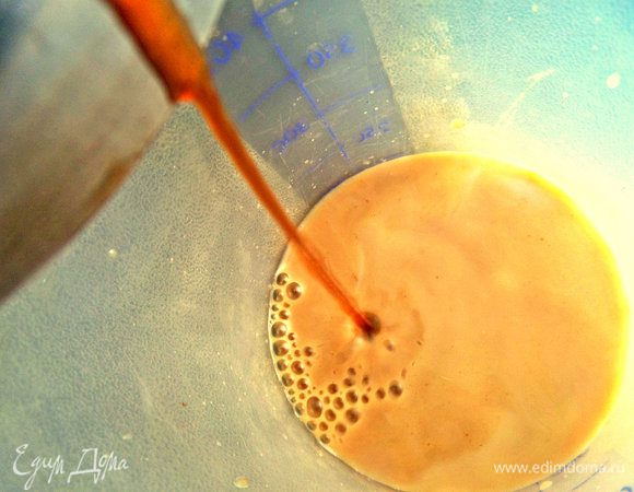 В шейкер наливаем молоко (если хотите напиток пить горячим,то молоко нагреть в СВЧ 1 минуту). Сверху-кофе. Соотношение по вкусу.