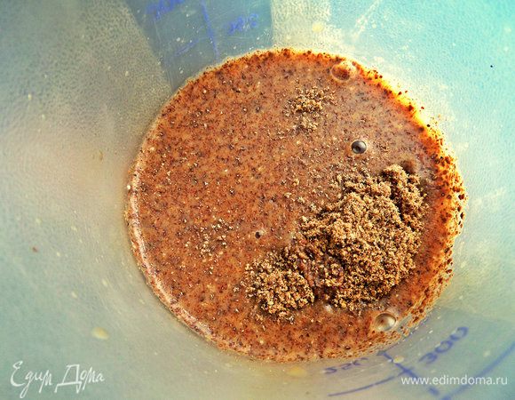 Встряхиваем содержимое шейкера с ложечкой льна. Он моментально начнёт разбухать и коктейль станет "объёмным".