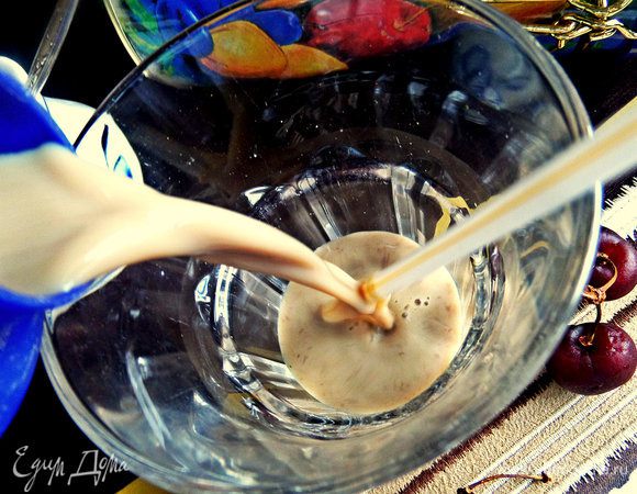 Переливаем коктейль в бокал.