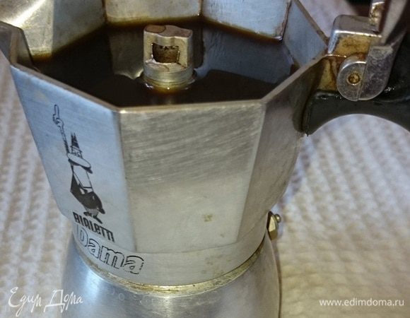 Сварить крепкий эспрессо.