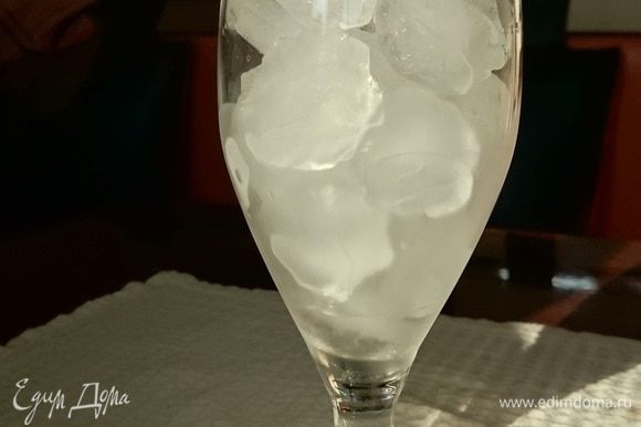 Высокий стакан наполнить кусочками льда или крошкой фраппе.
