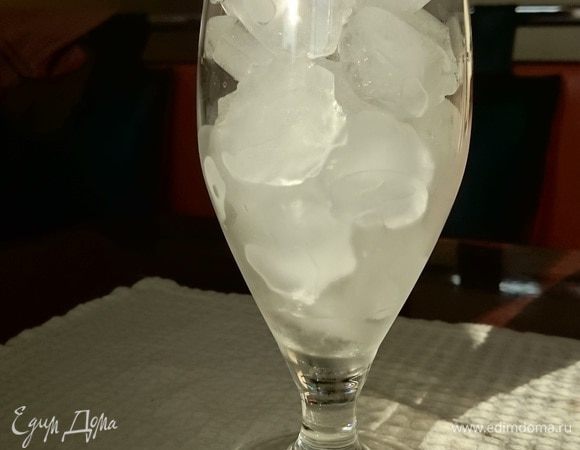 Высокий стакан наполнить кусочками льда или крошкой фраппе.