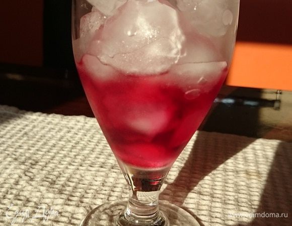 Тонкой струйкой по льду налить клубничный сироп.