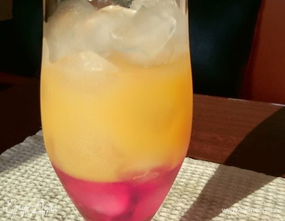 Так же по льду налить охлажденную смесь апельсинового и ананасового соков, должны получиться слои.