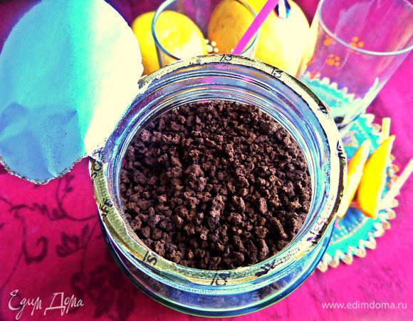 Разводим кофе в тёплой воде. Сахар по вкусу.