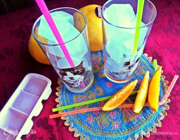 Насыпаем полные стаканы льда.