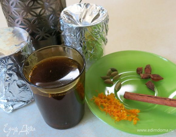 Раскладываем в четыре стаканчика молотый кардамон, размятый в ступке анис, натёртую цедру апельсина, молотую корицу. Заливаем каждый стаканчик горячим кофе, "укутываем" в фольгу и даём настоятся 30 минут.  