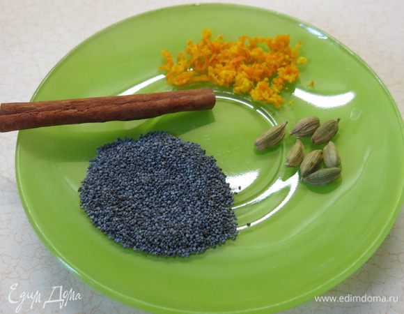 А тем временем... 
Начинаем готовить штофы. Растираем масло до бела с сахаром. Добавляем яйца по одному и соль, продолжая взбивать. Просеянную муку по столовой ложке вводим в сбиваемую смесь. Доводим до однородности тесто на маленькой скорости миксером венчиками для теста. Делим получившийся объём на четыре части. Добавляем в первую кардамон, второю - мак, третью - цедру апельсина, четвёртую - корицу. Даём отдохнуть четвёрке колобков минут двадцать. 