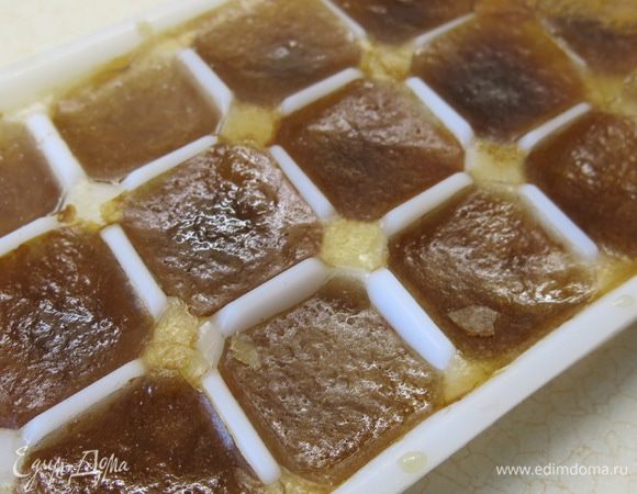 Возвращаемся к кофе. Раскрываем наши "термосы" и разливаем их по формочкам для льда. Замораживаем.