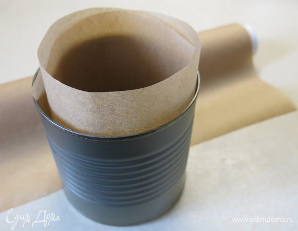Готовим формочки для штофов. Диаметром около 7 сантиметров. У меня - мамины формочки для детских Пасхальных куличиков :) Внутри я выстлала их стенки и дно пекарской бумагой.
