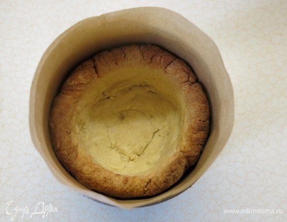 Отдохнувшее тесто раскладываем по формочкам-целиндрам этаким стаканчиком. Толщина стенок - 0,5 см. Выпекаем при 180 градусах. Во время выпечки стенки стаканчиков могут слегка запасть внутрь, советую достать минут через семь и вернуть им форму деревянным пестиком от ступки, или чем-то похожим. Достаём из духовки когда подрумянятся и ставим остывать.