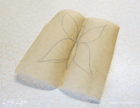 Хорошенько охлаждаем молоко. И... рисуем бабочек :) На пекарской бумаге карандашом. Сгибаем каждую из них по серединке, чтобы немного приподнять крылья :)