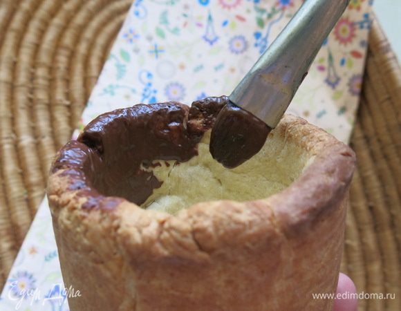 Берём кисть для гуаши и покрываем остывшие штофы внутри шоколадом, при желании заходя мазками на края стаканчиков. Ставим в холодильник на 15 минут.