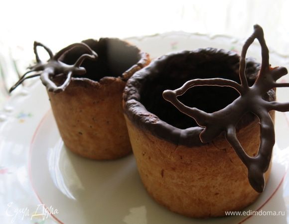 На край остывших штофов капаем тёплым шоколадом и "сажаем" на него "выпорхнувшую" из холодильника бабочку :) Снова в холод на 10 минут.