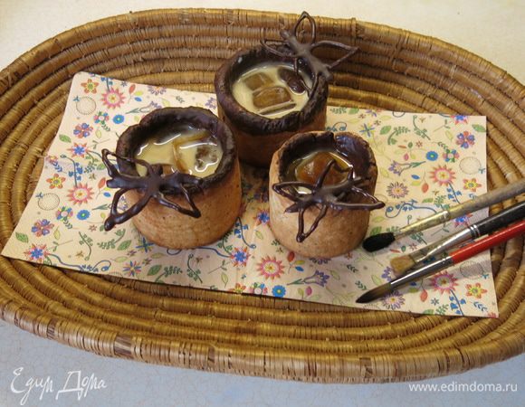 И теперь наступает момент чистого креатива! Достаём наш кофейный лёд с четырьмя ароматами, ароматные же штофы. Наполняем их холодным молоком.
Начинаем творить: можно взять штоф и лёд с одним ароматом (кардамоном, например), можно в апельсиновый штоф бросить коричный ледяной кофе. Я же очень люблю положить в песочный стаканчик с молоком лёд всех видов. И вот тогда эти ледышки начинают распускаться неповторимыми кофейно-акварельными облаками в молоке, каждый наполненный своим вкусом.... Это фейерверк, кофейный... А штоф Вы можете есть по пути или же оставить на финал. Это - на Ваш выбор :) Но бабочка, обычно, "улетает" первой :)

Всем – наслаждения!!!